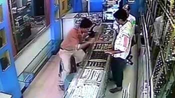 Video : Caught on camera: 'Customer' bolts from jewellery shop