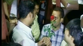 मोदी समर्थकों की गांधीगिरी, पटना की ट्रेनों में बांटे फूल