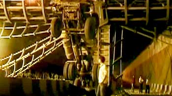 दिल्ली में फुटब्रिज से टकराकर अंडरपास में फंसा ट्रक