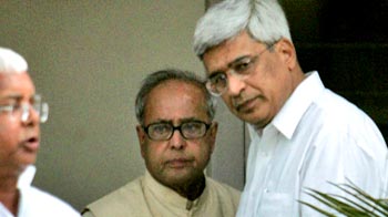 President poll: CPM backs Pranab, putting Mamata in a corner