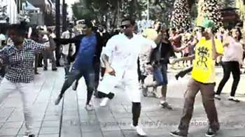 Video : Singapore Flash Mob picks <i>Kolaveri Di</i>