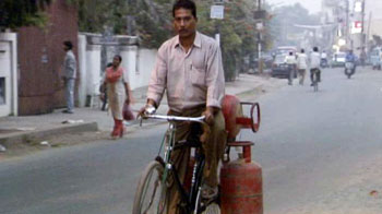 मंत्री, अफसर लूट रहे हैं एलपीजी