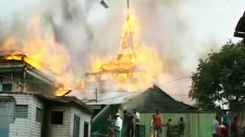 श्रीनगर : 200 साल पुरानी दरगाह में भीषण आग श्रीनगर : 200 साल पुरानी दरगाह में भीषण आग
