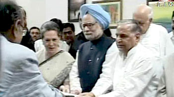 दिग्गजों की मौजूदगी में प्रणब ने भरा नामाकंन