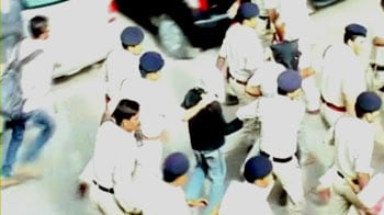 Videos : इंदौर : वकीलों ने की बलात्कारी की पिटाई