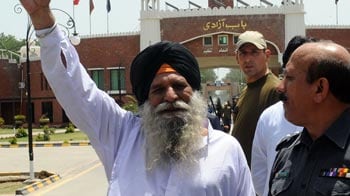 Video : Released after 30 yrs, Surjeet Singh crosses over to India