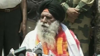 Surjeet Singh reunites with family after 30 years, appeals for Sarabjit's release