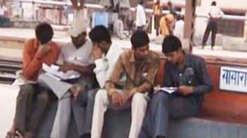 Video : In Nitish's Bihar, students have to study at a railway station