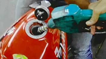 Videos : पेट्रोल के दाम 2.46 रुपये कम हुए