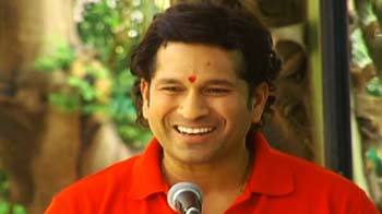 जब सचिन पहुंचे अपने गोद लिए स्कूल में...