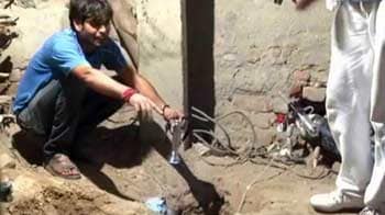 Video : 25 फुट गहरे गड्ढे में गिरे बच्चे को बचाया