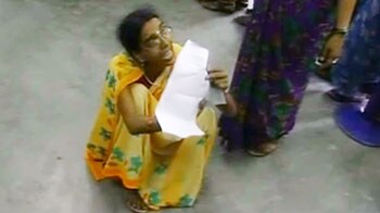 Videos : महिला सरपंच ने किया हंगामा
