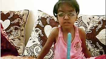 Videos : बाल भी बांका न हुआ 10वीं मंजिल से गिरी बच्ची का