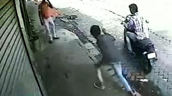 महिला के गले से चेन खींचते चोर सीसीटीवी कैमरे में कैद