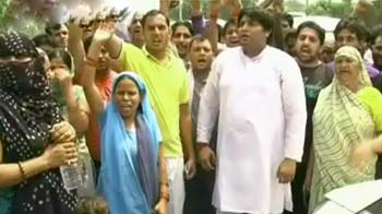 बिजली-पानी की कमी से परेशान लोग उतरे सड़कों पर