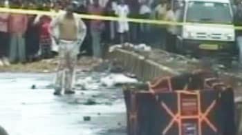 Video : Bomb scare in Mumbai; suspicious object found opposite Andheri mall