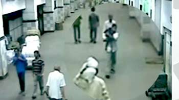 Videos : सीसीटीवी में कैद हुआ बच्ची का चोर