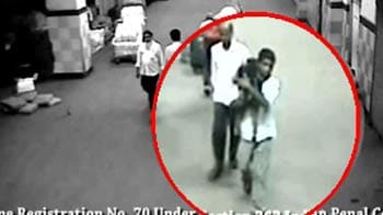 Video : Child kidnapper caught on camera at Mumbai station
