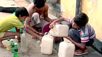 नाले में बह रहा पीने का पानी