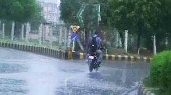 Videos : दिल्ली-एनसीआर में बारिश से मौसम सुहाना