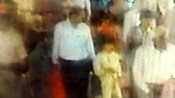 Videos : सीसीटीवी में कैद हुआ बच्चा-चोर