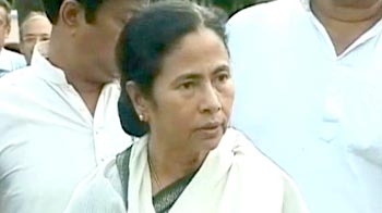 Kaushik Basu says FDI in retail a win-win; Mamata Banerjee still says no