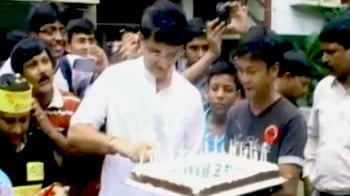 Videos : 40 के हुए सौरव गांगुली, फैन्स के साथ काटा केक