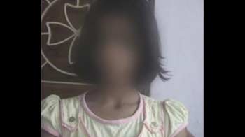 Videos : बच्ची को अपना ही गीला किया बिस्तर चाटने को किया मजबूर