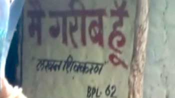 खंडवा में आज भी घरों के बाहर लिखा है, मैं गरीब हूं