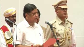 Jagadish Shettar takes oath with Gowda by his side Jagadish Shettar takes oath with Gowda by his side