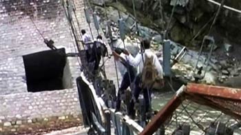 Videos : बच्चे गुजर रहे हैं इस टूटे पुल से...