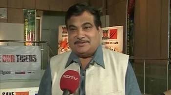 Nitin Gadkari takes the tiger pledge