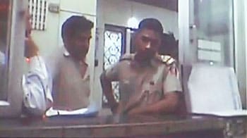 Videos : दिल्ली पुलिस की वर्दी में ठगने वाला गिरफ्तार