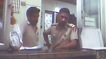 दिल्ली पुलिस की वर्दी में ठगने वाला गिरफ्तार दिल्ली पुलिस की वर्दी में ठगने वाला गिरफ्तार