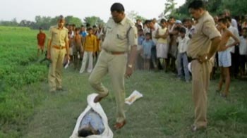 यूपी में पुलिस अफसर ने जूते से हटाए लाश से कपड़े