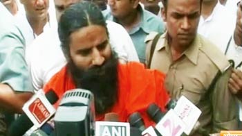 भोपाल में रामदेव की कार पर फेंके गए पत्थर