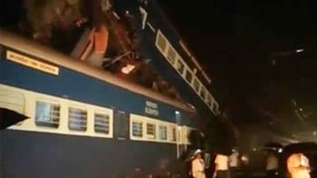 Video : 3 dead as two trains collide outside Mumbai in Kasara