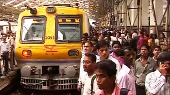 Videos : थम गई मुंबई, मोटरमैन छुट्टी पर गए