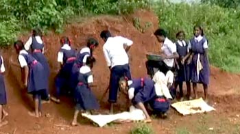 छत्तीसगढ़ : पढ़ाई नहीं, मजदूरी कर रहे हैं स्कूली बच्चे छत्तीसगढ़ : पढ़ाई नहीं, मजदूरी कर रहे हैं स्कूली बच्चे