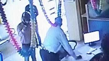 Video : Caught on camera: Men with guns rob Indore bank