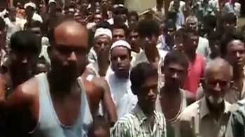 Videos : असम में हिंसा का दौर जारी, रेल सेवा ठप