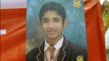 दोस्त हुए लापता, बच्चों ने निकाला जुलूस