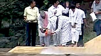 Video : राजेश खन्ना की अस्थियां गंगा में प्रवाहित