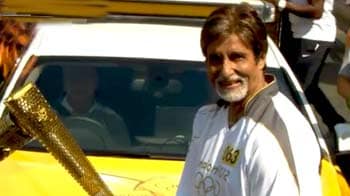 Videos : लंदन ओलिंपिक की मशाल लेकर दौड़े अमिताभ बच्चन