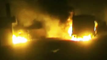 Videos : ग्रेटर नोएडा में एलपीजी टैंकर में आग, दो मरे, 10 ट्रक खाक