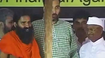 टीम अन्ना को मिला रामदेव का 'टॉनिक' टीम अन्ना को मिला रामदेव का 'टॉनिक'