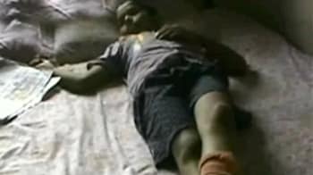 Videos : धनबाद : टीचर ने बच्चों को पीटा, एक का पैर टूटा
