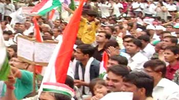 Six to eight thousand people accumulate for Anna's fast