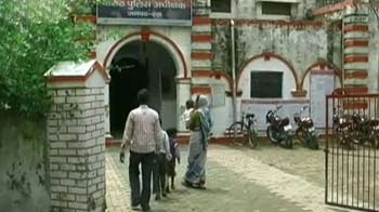 पंचायत चेयरमैन की गुंडागर्दी, सफाईकर्मी को पिलाया पेशाब