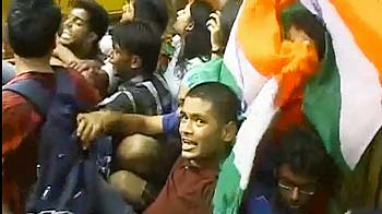 पवार के घर अन्ना समर्थकों का हंगामा